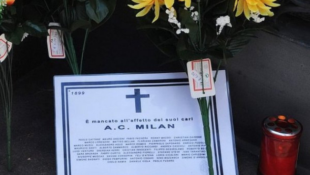Болельщики "Милана" провели похороны команды