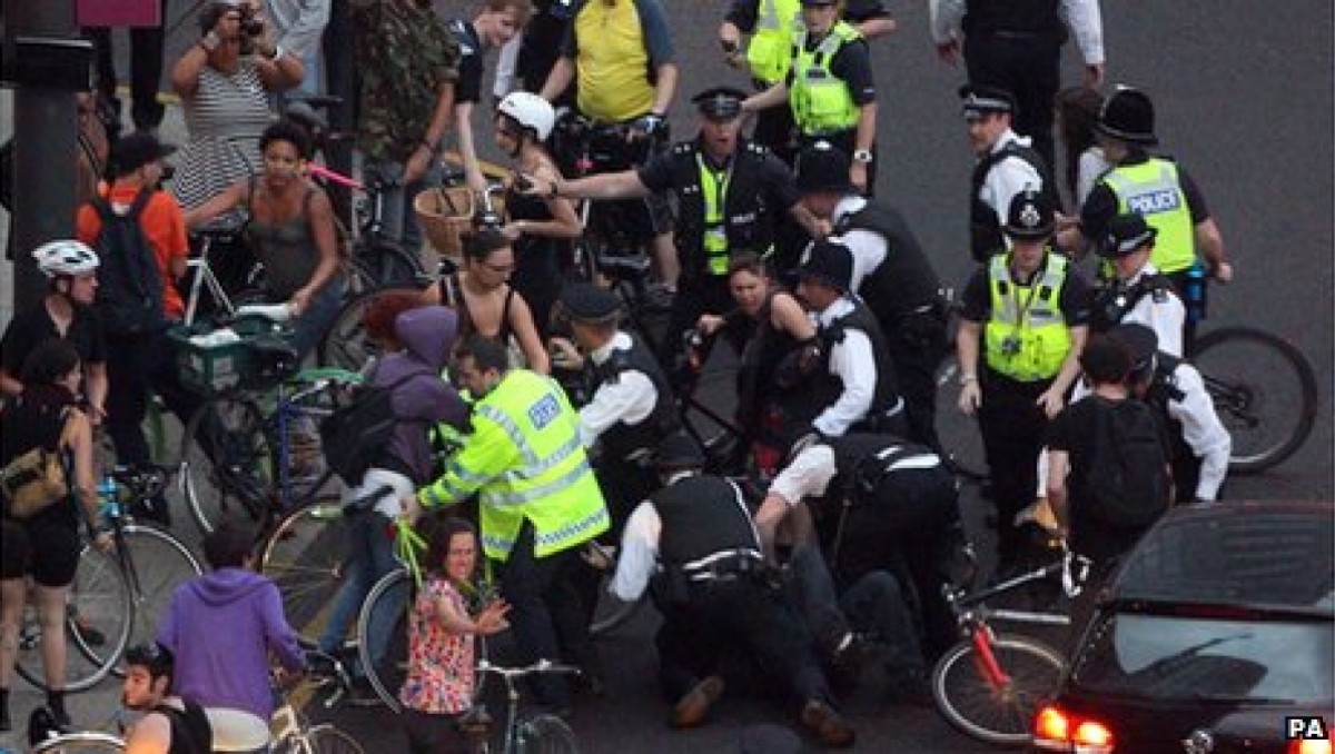 На открытии Олимпиады было арестовано более 100 велосипедистов