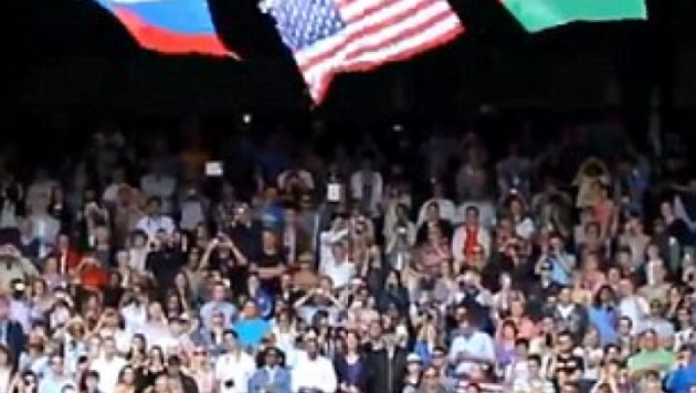 ВИДЕО: На церемонии награждения Серены Уильямс упал американский флаг