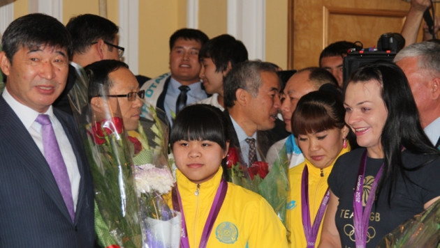 ФОТО: Олимпийских чемпионок встретили в аэропорту Алматы