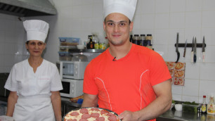 ФОТО: Ильин угостил пиццей собственного приготовления