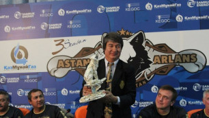 С сувениром генеральный директор Astana Arlans Болат Манкенов. Фото Vesti.kz