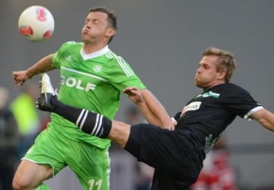 Генрих Шмидтгаль (справа) выбивает мяч у Ивицы Олича. Фото с сайта fr-online.de