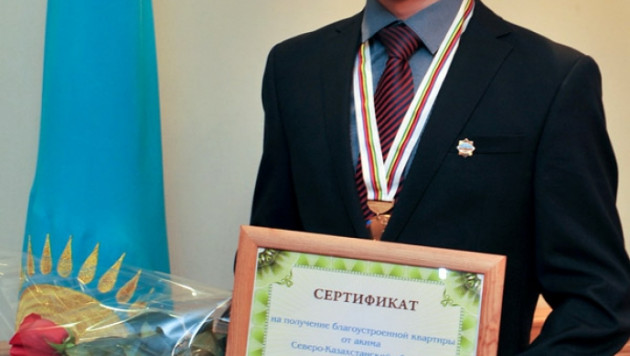 Аким СКО подарил квартиру чемпиону мира по велоспорту Алексею Луценко