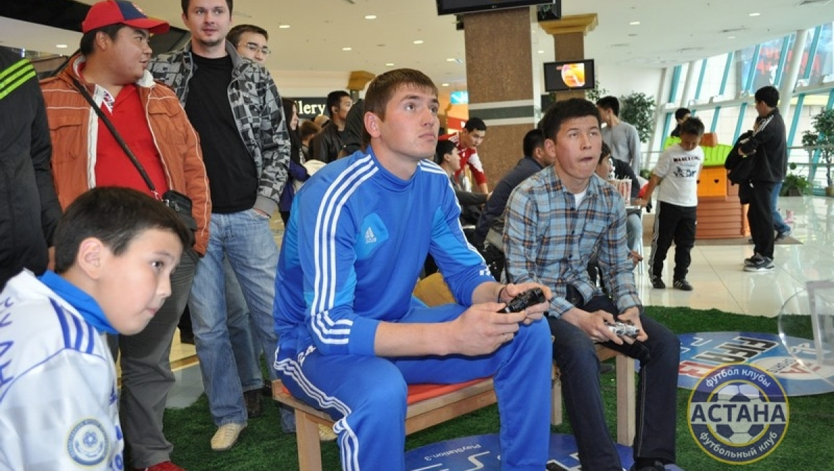 Футболисты сразились с геймерами в FIFA 13