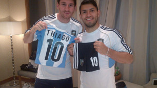 ФОТО: Агуэро подарил сыну Месси форму сборной Аргентины