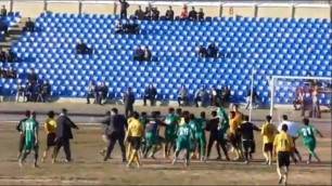 Таджикских футболистов дисквалифицировали за избиение арбитра
