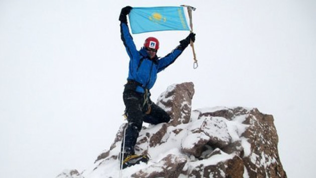 Альпинисты водрузили флаг на вершину Нурсултан ко Дню Первого Президента