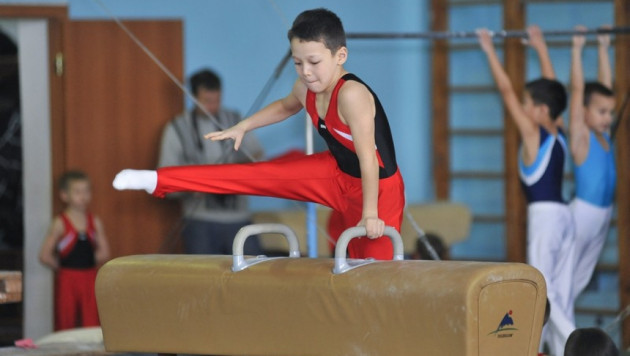 Маленькие гимнасты соревнуются в Астане