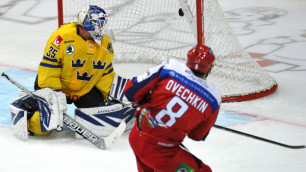 Александр Овечкин забрасывает шайбу в ворота Швеции. Фото РИА Новости, Алексей Куденко