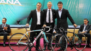 Велокоманда "Астана" подарила Сапиеву и Ильину велосипеды