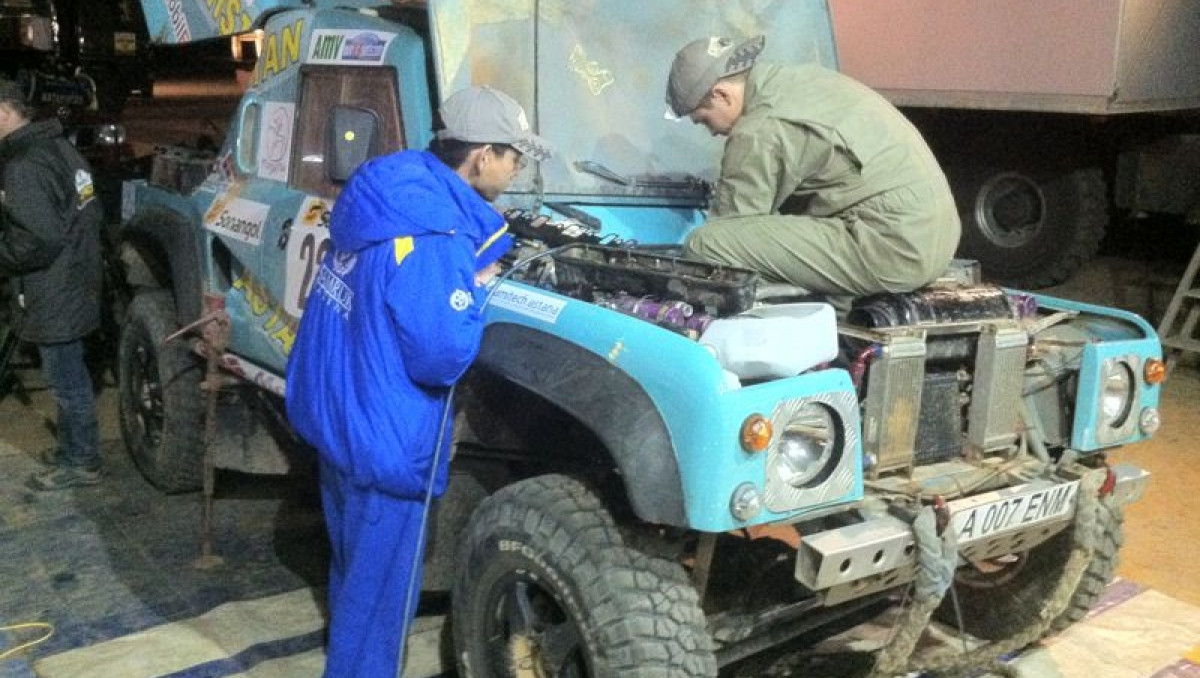 Второй экипаж "Астаны" смог выйти на старт пятого этапа Africa Eco Race-2013