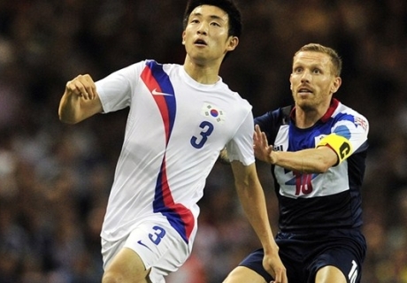 Юн Сук Ен (слева). Фото с сайта УЕФА