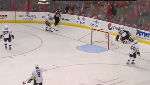 Игрок НХЛ забросил шайбу броском от борта (+видео)
