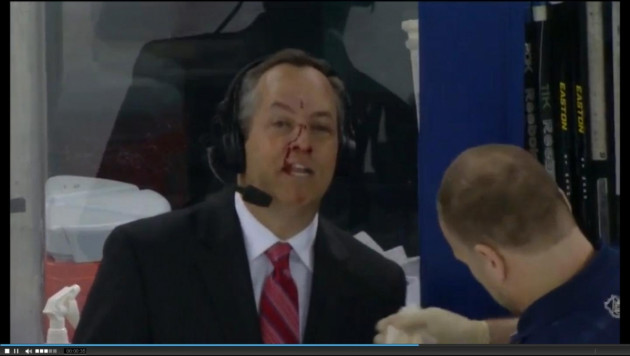 Игрок НХЛ разбил лицо репортеру шайбой (+видео)