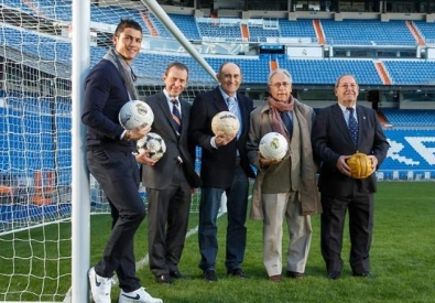 Криштиану Роналду с легендами "Реала". Фото с официального сайта клуба
