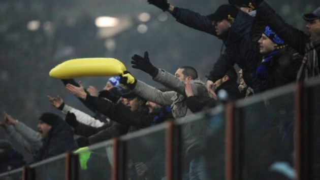 На матче "Интер" - "Милан" Балотелли показали надувной банан