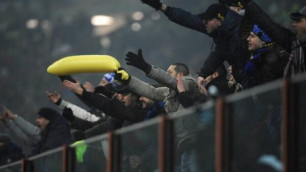 На матче "Интер" - "Милан" Балотелли показали надувной банан