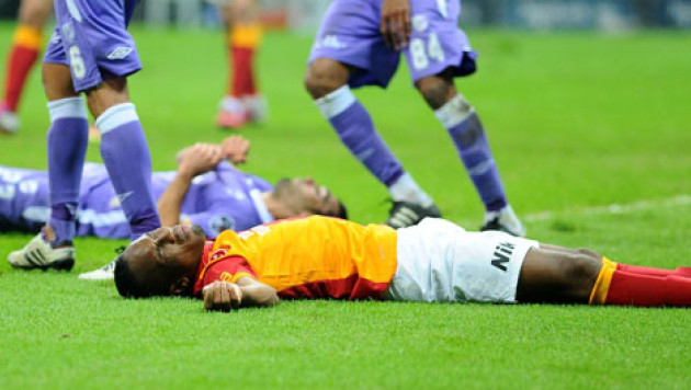 Дрогба ударом головой отправил в больницу игрока турецкого клуба (+видео)