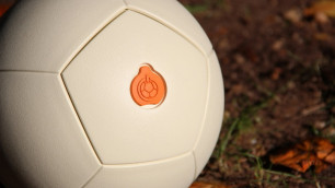 Футбольный мяч дарит энергию тем, кто в него играет