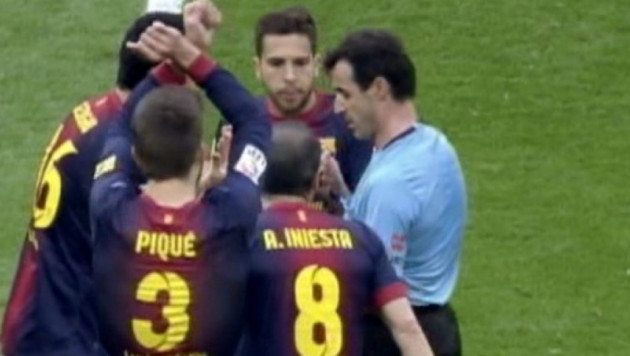 Игроку "Барселоны" грозит наказание за жест арбитру в "Эль-Классико"