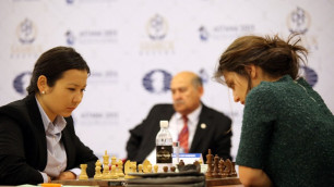 Гульмира Даулетова против Бэлы Хотенашвили. Фото с сайта astana2013.fide.com