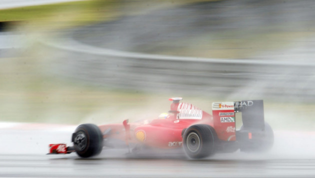 Квалификацию первого в сезоне Гран-при "Формулы-1" перенесли на воскресенье