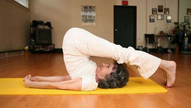 95-летняя американка преподает йогу