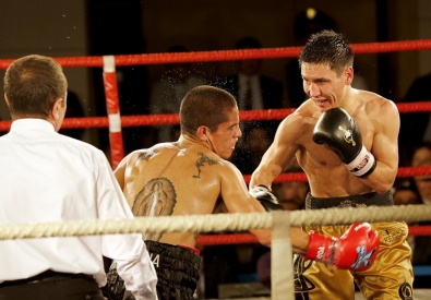 Багдад Алимбеков (справа) побил Игнасио Перрина. Фото с сайта worldseriesboxing.com