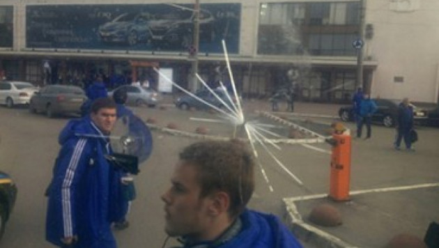 Автобус с футболистами киевского "Динамо" забросали камнями в Одессе