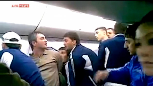 Футболисты связали шарфами пьяного дебошира в самолете (+видео)