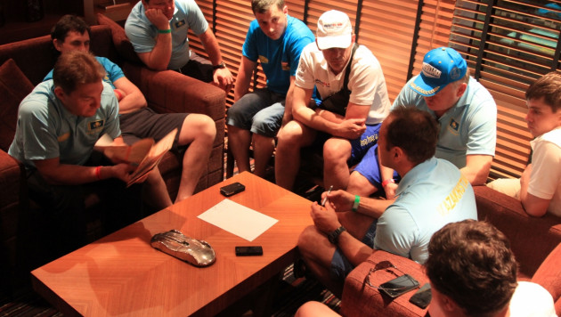 Казахстанские экипажи провели брифинг перед стартом гонки в Абу-Даби (+фото)