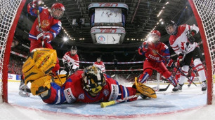 Эпизод матча женских сборных Канады и России. Фото Andre Ringuette/HHOF-IIHF Images