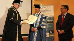Александр Винокуров получает диплом ЕУ. Фото Vesti.kz© 