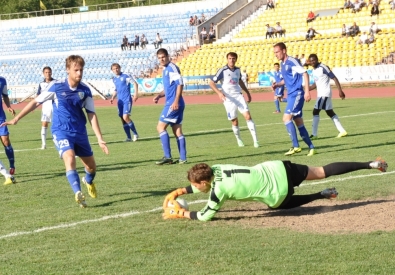 Вратарь "Жетысу" Антон Цирин накрывает мяч. Фото с сайта ПФЛ 
