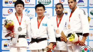 Сергей Лим (второй слева) с золотой медалью турнира "Мировые мастера". Фото с сайта Международной федерации дзюдо