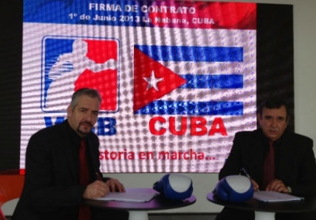 Президент кубинской федерации бокса Альберт Пуиг де ля Барса (справа) подписывает бумаги о включении кубинцев в состав участников WSB. Фото с сайта Всемирной серии бокса