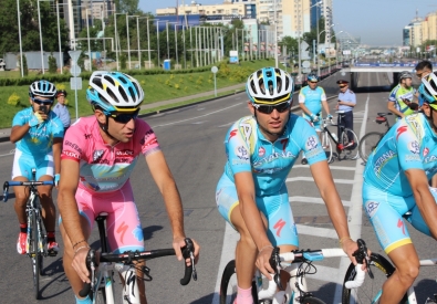 Лидер велокоманды "Астана" Винченцо Нибали  (в розовом) в октябре может проехать по Алматы уже не как участник велопробега, а в качестве профессионального гонщика. Фото Vesti.kz©