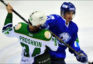 Константин Пушкарев (справа) в матче с "Салават Юлаевым". Фото с сайта клуба "Барыс"