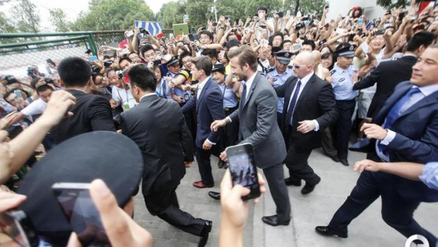 Визит Бекхэма в университет Шанхая спровоцировал массовую давку (+фото)