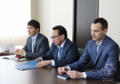 Новый президент ФК "Астана" Есен Спанов (в центре). Фото с официального сайта клуба