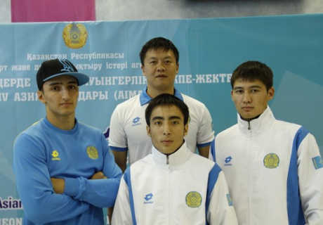 (Слева направо) Эмиль Умаев, Ильяс Мусин, Жансерик Амиржанов. Сзади - Таншанло Эйдир. Фото предоставлено Федерацией муайтай РК