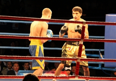Меирболат Тоитов (справа) - один из представителей казахстанской школы бокса в Astana Arlans. Фото Vesti.kz©
