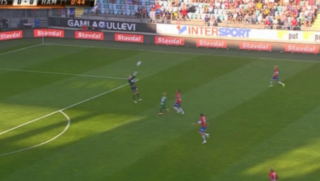 Шведский вратарь получил красную карточку на 45-й секунде матча (+видео)