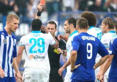 Халк получает красную карточку в матче с "Волгой". Фото с сайта sovsport.ru 