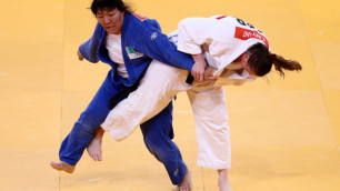 Гульжан Исанова (в синем). Фото с сайта zimbio.com