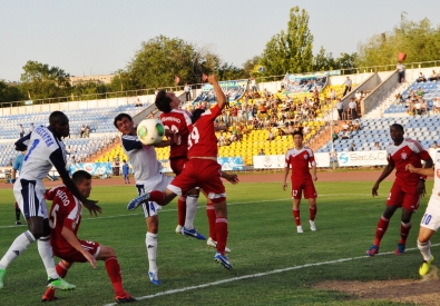 Лидер чемпионата - "Актобе" (в красном). Фото с сайта pfl.kz