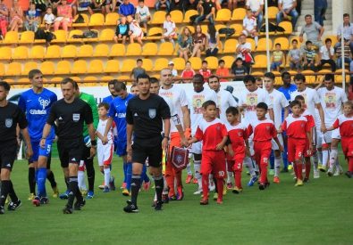 Футболисты "Кайрата" и "Актобе" перед началом матча. Фото с сайта Рfl.kz