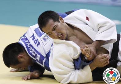 Азамат Муканов (в белом) во время финальной схватки на чемпионате мира в Бразили. Фото с сайта ijf.org