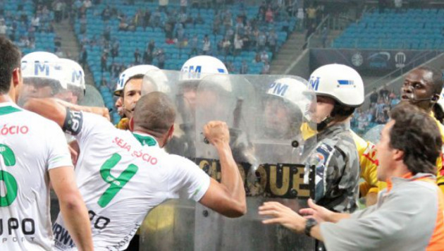 Арбитр вызвал на поле ОМОН во время матча чемпионата Бразилии